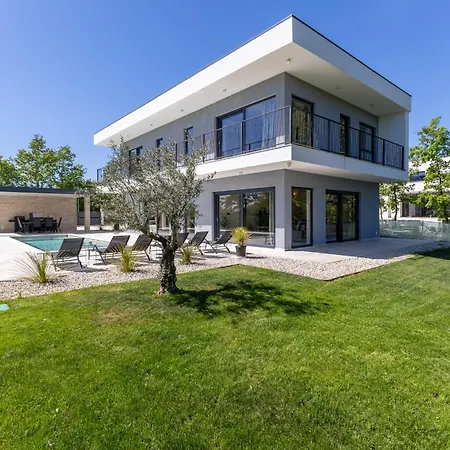Adistria Villa *
