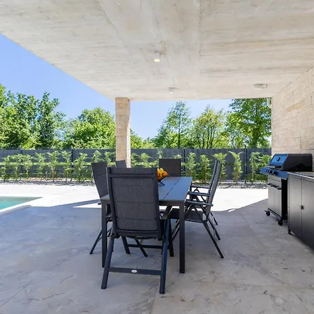 Adistria Villa *