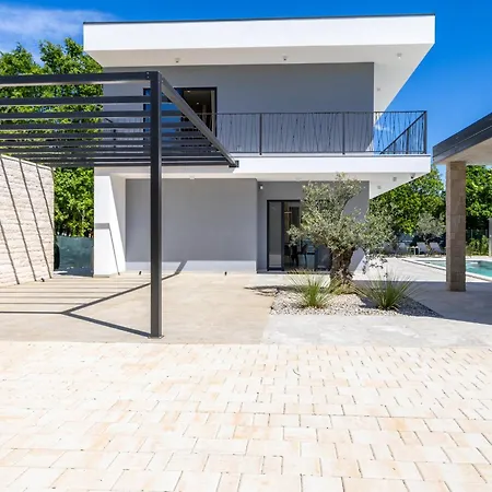 Adistria Villa *